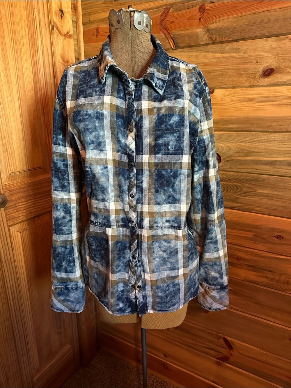 Wrangler blue plaid snap long sleeved shirt.